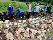 TNI-Polri Bersama Masyarakat Kerja Bakti di Lokasi Bencana Banjir