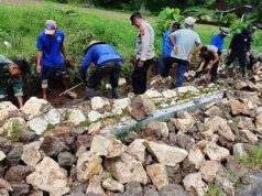 TNI-Polri Bersama Masyarakat Kerja Bakti di Lokasi Bencana Banjir