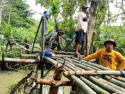 Gotong Royong Membangun Jembatan Darurat