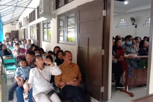 Ibadah Natal di GKJ Semarang Barat Pepanthan Mugassari Jemaat Meluber Sampai Teras