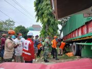 Truk Dump Tabrak Tronton yang Sedang Berhenti di Klambu, Seorang Pengemudi Tewas