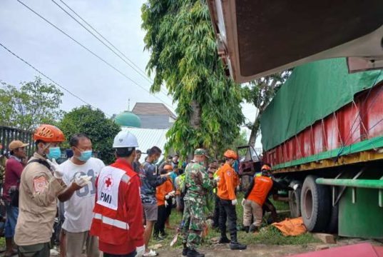 Truk Dump Tabrak Tronton yang Sedang Berhenti di Klambu, Seorang Pengemudi Tewas