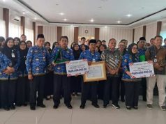 Tiga Sekolah di Purbalingga Menerima Penghargaan Apresiasi Kegiatan UKBI Adaptif Merdeka