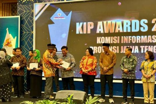 Bawaslu Kota Semarang Raih Penghargaan Badan Publik Informatif pada KIP Award 2024