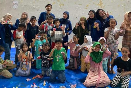 Mahasiswa Ilkom USM Perkuat Kreativitas Anak Lewat Melukis Patung Gypsum