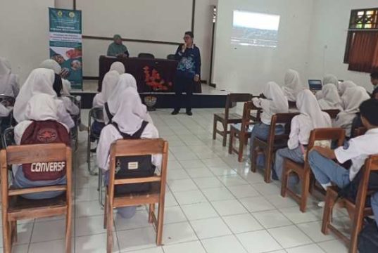 Tim PKM USM Beri Pelatihan Teknologi Pengolahan Hasil Ternak