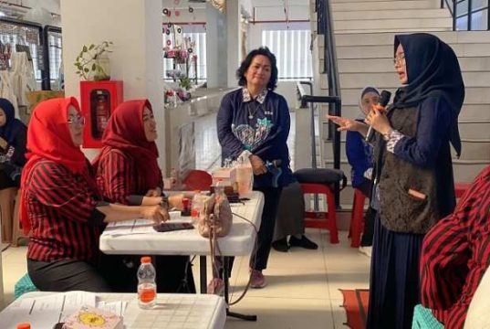 Tim PKM USM Beri Edukasi Akuntansi ke Pelaku UMKM Paguyuban Pasar Johar