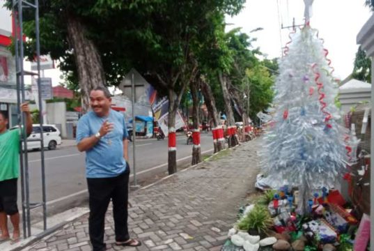 Pohon Natal Dipajang Berjajar di Depan Gereja Katolik HYMK Purwodadi