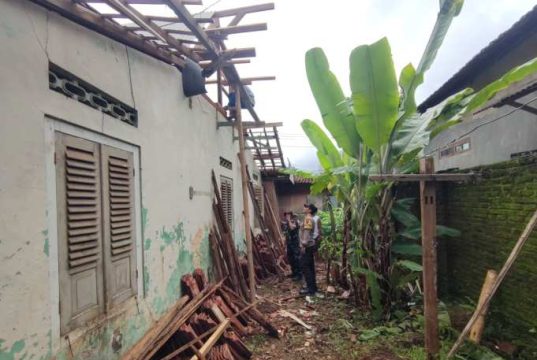 Hujan Disertai Angin Kencang Robohkan Atap Rumah Milik Warga Kelet Jepara