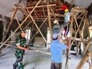 Babinsa Bersama Warga Gotong Royong Merenovasi Masjid