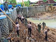 Endapan Sampah Menyumbat Pintu Bendung Bengawan Solo