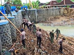 Endapan Sampah Menyumbat Pintu Bendung Bengawan Solo