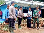 Pimpin Kerja Bakti dan Bantu Sembako Korban Tanah Longsor
