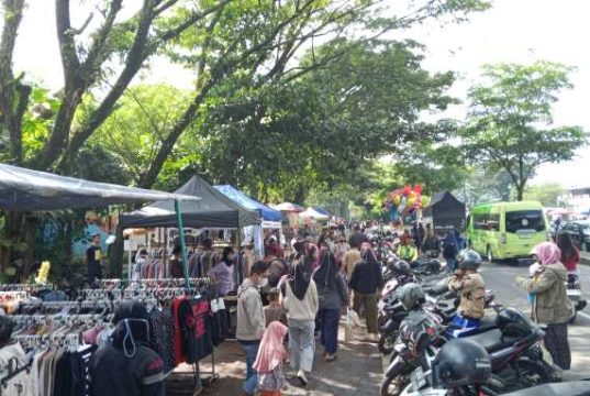 Pasar Tiban di JLS Salatiga Kian Ramai Pengunjung, Lapak Mengular Sejauh 1,5 Kilometer