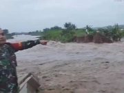 Tanggul Sungai Tuntang Jebol, Jalur Lalu-Lintas Semarang-Purwodadi Ditutup