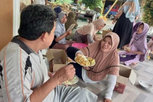 Bantu Warga Terdampak Banjir, Emak-emak Dirikan Dapur Umum Mandiri