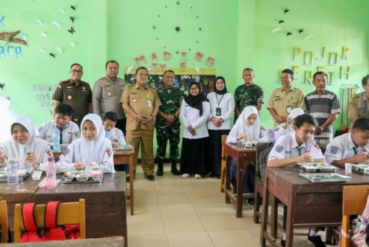 Makan Bergizi Gratis di Blora dengan 3.000 Sasaran Dibagikan, Pelajar Ngaku Bahagia