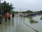 Debit Air Terus Meningkat, Jembatan Apung Kaliwungu Ditutup