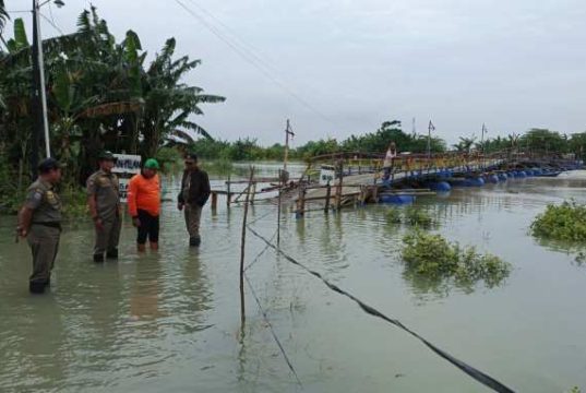 Debit Air Terus Meningkat, Jembatan Apung Kaliwungu Ditutup
