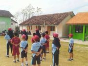 Babinsa Koramil Kunduran Latih Anak SD Peraturan Baris-Berbaris