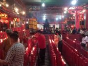 Malam Imlek Kelenteng Tek Hay Kiong Tegal Nyalakan 500 Lilin