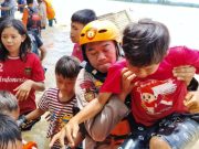 Polres Grobogan dan BPBD Evakuasi Warga Korban Banjir Gunakan Perahu Karet