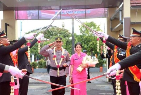 AKBP I Putu Bagus Disambut Tradisi Pedang Pora