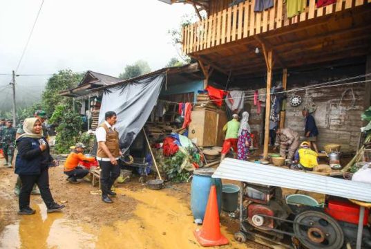 Nana Sudjana Cek Lokasi Longsor di Petungkriyono, Penanganan Dikebut