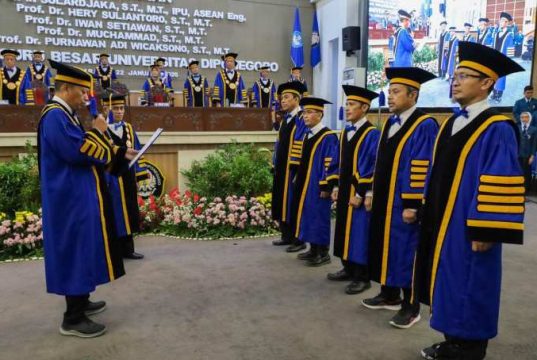Rektor UNDIP Kukuhkan 15 Guru Besar dari Fakultas Teknik