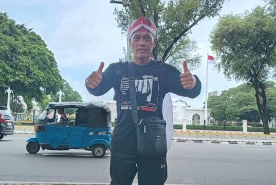 Aksi Pejalan Kaki Jepara-Jakarta Sampai di Depan Istana, Lutfi: Yakin, Presiden akan Menemui Saya!