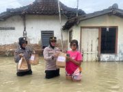 Anggota Polwan dan Bhayangkari Polres Grobogan Serahkan Bantuan untuk Korban Banjir