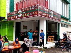 Menjajakan Aneka Makanan Khas Nusantara, Disertai dengan Deskripsinya