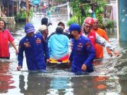 Ditpolairud Polda Jateng Melakukan Evakuasi Korban Banjir Pekalongan