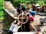 Warga dan Tentara Memasang Gorong-gorong dengan Alat Seadanya