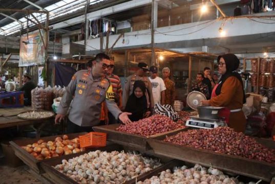 Polres Kebumen Pantau Harga Bahan Pokok di Pasar Tumenggungan