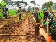 Bersama Prajurit TNI Dilakukan Pembenahan Jalan Tani