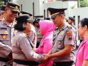 Dua Personel Polri Terima Kenaikan Pangkat Pengabdian