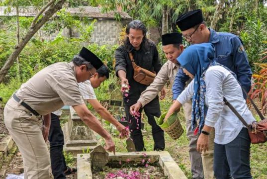 PWI Kebumen dan Diskominfo Ziarah ke Makam Wartawan