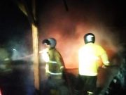 Api Pembakaran Sampah Memusnahkan Gudang Kayu dan Kandang Ternak