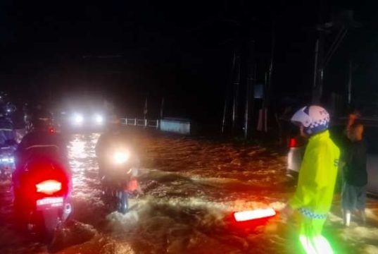 Banjir Landa Jalur Jepara-Kudus, Polres Jepara Lakukan Rekayasa Lalu lintas
