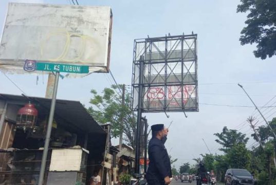 Status Konstruksi Baliho di Jalan KS Tubun Kota Tegal Dipertanyakan