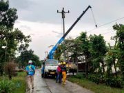 14 Tiang Listrik di Desa Cingkrong Roboh Saat Hujan Deras, 16 Trafo Padam