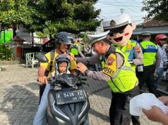 Operasi Keselamatan Candi Polres Grobogan, Satlantas Bagikan Helm untuk Pengendara