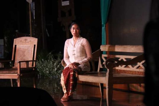Happy Salma Monolog ‘Nyai Ontosoroh’ di Pendopo Rumah Dinas Bupati Blora
