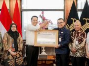 Kakanwil Kemenkum Jateng Serahkan Penghargaan Tokoh Aspirasi Desa kepada Menteri Hukum RI