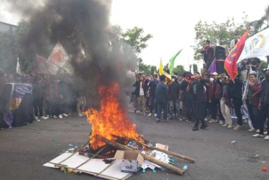 Demo Indonesia Gelap, Mahasiswa Kudus Paksa Wabup Bellinda Turun ke Jalan