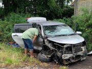 Mobil Tabrak Pembatas Jalan di Ungaran, Diduga Pengemudi Ngantuk