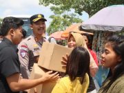Polisi dan Mahasiswa di Kota Tegal Bagikan Paket Sembako ke Warga