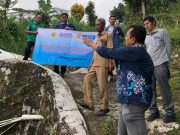Tim PKM USM Beri Pendampingan Teknis Pemasangan Bronjong di Dusun Sukuh