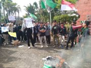 Puluhan Massa HMI Kudus Gelar Aksi Indonesia Gelap di Gedung DPRD